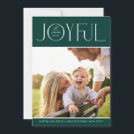 Tarjeta Festiva FOTO DE LA FAMILIA 2023 verde JOYFUL moderno y ele<br><div class="desc">por kat massard >>> WWW.SIMPLYSWEETPAPERIE.COM <<< Un diseño elegante de tarjeta que presenta la cita "JOYFUL" con un tipo de guión elegante combinado con tipografía de serif y color liso en el reverso, lo que le da la oportunidad de escribir a mano un mensaje personal. ¡Con una foto en forma...</div>
