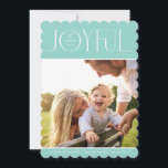 Tarjeta Festiva FOTO DE LA FAMILIA 2024 moderna elegante JOYFUL me<br><div class="desc">por kat massard >>> WWW.SIMPLYSWEETPAPERIE.COM <<< Un diseño elegante de tarjeta que presenta la cita "JOYFUL" con un tipo de guión elegante combinado con tipografía de serif y color liso en el reverso, lo que le da la oportunidad de escribir a mano un mensaje personal. ¡Con una foto en forma...</div>