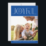 Tarjeta Festiva FOTO DE LA FAMILIA 2024 moderno elegante JOYFUL az<br><div class="desc">por kat massard >>> WWW.SIMPLYSWEETPAPERIE.COM <<< Un diseño elegante de tarjeta que presenta la cita "JOYFUL" con un tipo de guión elegante combinado con tipografía de serif y color liso en el reverso, lo que le da la oportunidad de escribir a mano un mensaje personal. ¡Con una foto en forma...</div>