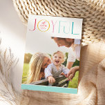 Tarjeta Festiva FOTO DE LA FAMILIA 2024 moderno elegante JOYFUL co<br><div class="desc">por kat massard >>> WWW.SIMPLYSWEETPAPERIE.COM <<< Un diseño elegante de tarjeta que presenta la cita "JOYFUL" con un tipo de guión elegante combinado con tipografía de serif y color liso en el reverso, lo que le da la oportunidad de escribir a mano un mensaje personal. ¡Con una foto en forma...</div>
