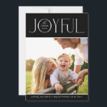 Tarjeta Festiva FOTO DE LA FAMILIA 2024 moderno elegante JOYFUL ne<br><div class="desc">por kat massard >>> WWW.SIMPLYSWEETPAPERIE.COM <<< Un diseño elegante de tarjeta que presenta la cita "JOYFUL" con un tipo de guión elegante combinado con tipografía de serif y color liso en el reverso, lo que le da la oportunidad de escribir a mano un mensaje personal. ¡Con una foto en forma...</div>