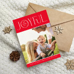 Tarjeta Festiva FOTO DE LA FAMILIA 2024 moderno elegante JOYFUL ro<br><div class="desc">por kat massard >>> WWW.SIMPLYSWEETPAPERIE.COM <<< Un diseño elegante de tarjeta que presenta la cita "JOYFUL" con un tipo de guión elegante combinado con tipografía de serif y color liso en el reverso, lo que le da la oportunidad de escribir a mano un mensaje personal. ¡Con una foto en forma...</div>