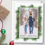 Tarjeta Festiva Foto de la familia de cuadros de color de agua<br><div class="desc">Moderna y elegante acuarela Marco verde de pino con tarjeta de vacaciones navideña de la familia Pine Cones</div>
