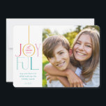 Tarjeta Festiva FOTO DE LA FAMILIA moderna y elegante tipografía J<br><div class="desc">por kat massard >>> WWW.SIMPLYSWEETPAPERIE.COM <<< Un diseño elegante de tarjeta que presenta la cita "JOYFUL" con un tipo de guión elegante combinado con tipografía de serif y color liso en el reverso, lo que le da la oportunidad de escribir a mano un mensaje personal. ¡Con una foto en forma...</div>