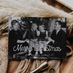 Tarjeta Festiva Foto de la familia Retro Vintage Merry Christmas<br><div class="desc">¡Feliz tarjeta navideña! Una tipografía moderna y divertida para esta colección de tarjetas fotográficas. Para personalizar con tu foto familiar favorita. También puede cambiar fácilmente el color del tipo de letra o el fondo geométrico a su gusto.</div>