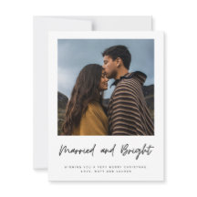 Foto de la pareja recién casada con un flor