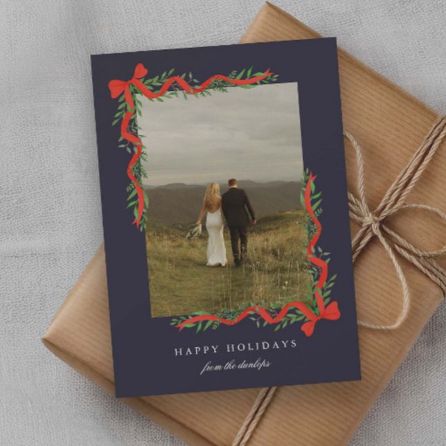 Tarjeta Festiva Foto de lazo rojo elegante con verdor (Elegant red ribbon bows with greenery photo Holiday Cards.)
