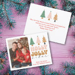 Tarjeta Festiva foto de los navidades de moda retro de holly jolly<br><div class="desc">elegante holly jolly vibes retro moda vintage navidades foto tarjeta de vacaciones . Este tipo de tarjeta es perfecto para los amantes de la nostalgia y de la estética vintage. tarjeta de dos caras,  en el mensaje de la fiesta posterior</div>