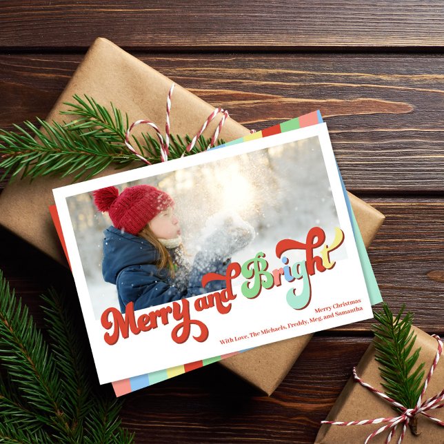 Tarjeta Festiva Foto de los Navidades Retro Merry y Bright (Merry and Bright holiday photo card. With colorful retro typography. )