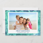 TARJETA FESTIVA FOTO DE MELE KALIKIMAKA HAWAIAN TROPICAL BEACH<br><div class="desc">Relieve metalizado Faux azul y verde turquesa incandescente MELE KALIKIMAKA - Feliz Navidad Tarjeta de Festividad para Navidades de la Familia Tropical de hojas de palmera en Hawái. La foto y el nombre de la familia se pueden reemplazar en esta sencilla tarjeta de fotos de la familia de Navidades de...</div>