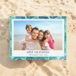 TARJETA FESTIVA FOTO DE MELE KALIKIMAKA HAWAIAN TROPICAL BEACH<br><div class="desc">Relieve metalizado Faux azul y verde turquesa incandescente MELE KALIKIMAKA - Feliz Navidad Tarjeta de Festividad para Navidades de la Familia Tropical de hojas de palmera en Hawái. La foto y el nombre de la familia se pueden reemplazar en esta sencilla tarjeta de fotos de la familia de Navidades de...</div>