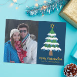 Tarjeta Festiva Foto de Merry Chrismukkah Navidades Cute Hanukkah<br><div class="desc">Esta bonita tarjeta de fotos de la familia Merry Chrismukkah presenta un árbol de Navidad verde decorado con adornos de dreidel azul y una estrella judía de David dorada en la cima para Hanukkah para combinar las dos vacaciones para una familia que celebra ambas.</div>