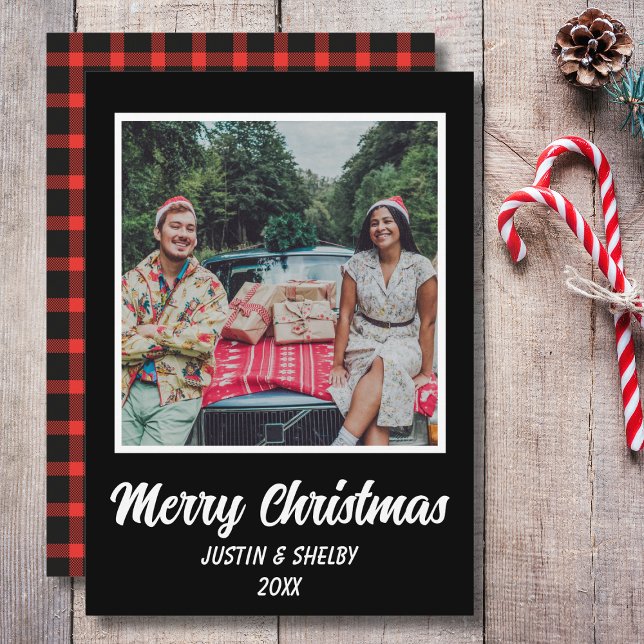 Tarjeta Festiva Foto de Merry Christmas Personalizado Photo (Merry Christmas Holiday Photo Card in Red and Black Plaid with Custom Name & Year.)