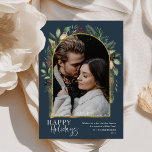 Tarjeta Festiva Foto de moda del Arco de Oro de la Marina Greenery<br><div class="desc">Este diseño presenta un moderno arco de vegetación con un delicado marco dorado purpurina y pinceladas doradas con una sola foto vertical. Para realizar cambios avanzados, seleccione la opción 'Hacer clic en el personalizar más adelante' en la sección 'Personalizar esta plantilla'. Aquí puede editar/agregar cuadros de texto, color y fuente....</div>