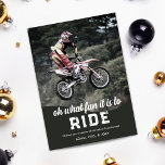 Tarjeta Festiva Foto de moto cruzando Navidades<br><div class="desc">Captura la emoción de la temporada con nuestra célebre tarjeta fotográfica de vacaciones diseñada para los amantes de las motocross y sus familias. La parte delantera muestra una impresionante foto de tamaño completo que destaca perfectamente las aventuras de motocross de su hijo, adornado con el juego de palabras "Oh Qué...</div>