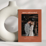 Tarjeta Festiva Foto de Navidades casados con mora de otoño minima<br><div class="desc">Negrita Minimalista caída de roya retro simple boda personalizada mora Navidades casados tarjeta de vacaciones</div>