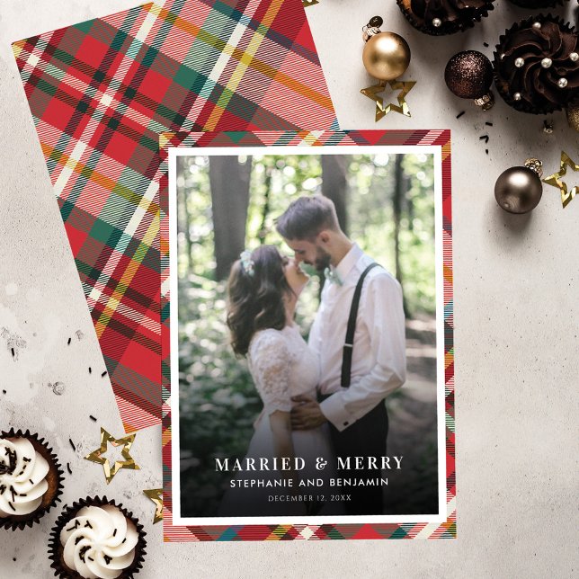 Tarjeta Festiva Foto de Navidades casados y moras (Newlywed Wedding Photo Plaid Christmas Greeting Card)