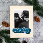 Tarjeta Festiva Foto de Navidades con guión de retro azul merry<br><div class="desc">Esta tarjeta de Navidades inspirada en el retro muestra la palabra alegre en escritura azul al final de una foto en el frente. La parte trasera de la tarjeta tiene espacio para una segunda foto. Personalizar con un breve saludo personal,  su nombre y el año.</div>