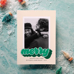 Tarjeta Festiva Foto de Navidades con guión de retro verde merry<br><div class="desc">Esta tarjeta de Navidades inspirada en el retro muestra la palabra alegre en escritura verde al final de una foto en el frente. La parte trasera de la tarjeta tiene espacio para una segunda foto. Personalizar con un breve saludo personal,  su nombre y el año.</div>