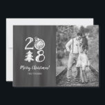 Tarjeta Festiva Foto de Navidades de Chalkboard Doodle 2018<br><div class="desc">Obtén "oohs y aahs" de la familia y amigos esta temporada de Navidades cuando envías este diseño único de tarjetas de Navidades con fondo de pizarra con tipografía caprichosa e íconos de doodle formando el texto "2018"! Contáctenos si desea modificar este diseño para su número específico de fotos o si...</div>