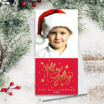 Tarjeta Festiva Foto de Navidades de Holly Jolly | Oro rojo capric<br><div class="desc">Difundir alegría por las vacaciones con esta divertida tarjeta de Navidades que presenta un tipo de letra con letras hechas a mano en letra de guión falso dorado que dice "Holly Jolly" y que está contra un fondo rojo y dorado de estrellas. Personalizar añadiendo tu foto, nombre y año. Festividad...</div>