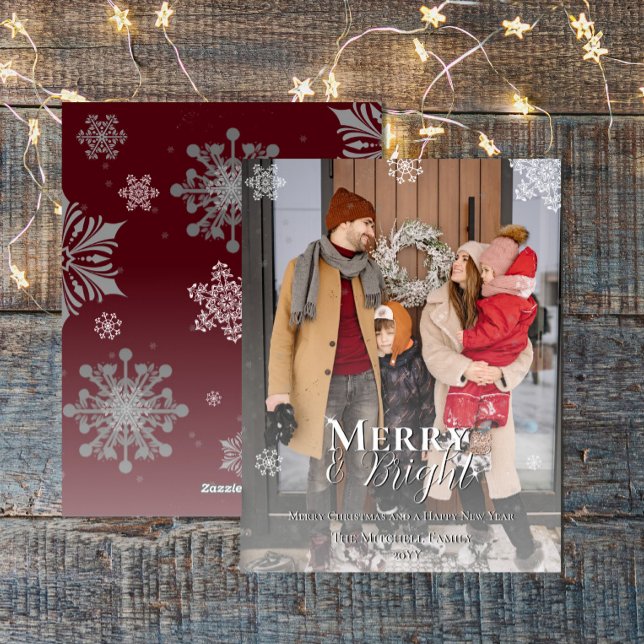 Tarjeta Festiva Foto de Navidades de las Copas de Nieve, frías y b (Red Merry and Bright Snowflakes Christmas Photo Holiday Card)