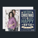 Tarjeta Festiva Foto de Navidades de tipografía de Chalkboard Retr<br><div class="desc">Estilo rústico retro de pizarra de color azul oscuro y brillante tipografía retro con número de año personalizado y nombre familiar . Añade tu foto familiar favorita o la foto del primer mascota o bebé de vacaciones y luego personalizar el texto. Moderna y alegre manera de enviar felices saludos de...</div>