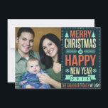 Tarjeta Festiva Foto de Navidades de tipografía de Chalkboard Retr<br><div class="desc">Estilo rústico retro de pizarra de color verde oscuro y brillante tipografía retro con número de año personalizado y nombre familiar . Añade tu foto familiar favorita o la primera foto del mascota o del bebé... luego personalizar el texto. Moderna manera alegre de enviar felices saludos de vacaciones de invierno...</div>