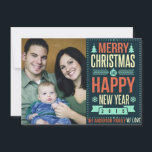 Tarjeta Festiva Foto de Navidades de tipografía de Chalkboard Retr<br><div class="desc">Estilo rústico retro de pizarra de color verde oscuro y brillante tipografía retro con número de año personalizado y nombre familiar . Añade tu foto familiar favorita o la primera foto del mascota o del bebé... luego personalizar el texto. Moderna manera alegre de enviar felices saludos de vacaciones de invierno...</div>