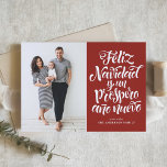 Tarjeta Festiva Foto de Navidades navideños navideños en rojo<br><div class="desc">Feliz Navidad y un próspero año nuevo! Envíe sus deseos de vacaciones a amigos y familiares con esta tarjeta de Navidades de personalizable. Esta tarjeta de Navidades española presenta caligrafía moderna. Personalice agregando sus detalles. Esta tarjeta de Navidades de fotos está disponible en otros colores y material de cartón. Los...</div>