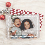 Tarjeta Festiva Foto de Navidades retro modernos de la frontera on<br><div class="desc">Esta tarjeta de vacaciones muestra tu foto favorita enmarcada por un borde blanco ondulado y ondulado. "Felices fiestas" está escrito en una tipografía lúdica, con el nombre de tu familia debajo en un guión lindo. La parte trasera muestra un divertido y retro patrón ondulado a cuadros. Perfecto para compartir alegría...</div>