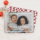 Tarjeta Festiva Foto de Navidades retro modernos de la frontera on<br><div class="desc">Esta tarjeta de vacaciones muestra tu foto favorita enmarcada por un borde blanco ondulado y ondulado. "Felices fiestas" está escrito en una tipografía lúdica, con el nombre de tu familia debajo en un guión lindo. La parte trasera muestra un divertido y retro patrón ondulado a cuadros. Perfecto para compartir alegría...</div>