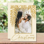 Tarjeta Festiva Foto de Navidades tropicales<br><div class="desc">Glamorosos purpurinas de oro falso palmeras resaltan tu foto favorita en estas tarjetas de fotos navideñas con fondo de crema de vacaciones. Seleccione Matte para papel más pesado y alta definición para obtener la mejor calidad.</div>