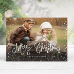 Tarjeta Festiva Foto de nieve navideña de Merry<br><div class="desc">Celebre las vacaciones con esta tarjeta de Navidades de moda que incluye escritura moderna y nevada.</div>