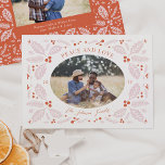 Tarjeta Festiva Foto de Oval de Vintage Holly Berries | Rosa rojo<br><div class="desc">Esta elegante y caprichosa tarjeta fotográfica navideña cuenta con nuestra original follaje de invierno dibujado a mano que enmarca su foto con elegante tipo curvo. La parte posterior muestra un patrón de coincidencia con una foto y un punto para más texto.</div>