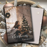 Tarjeta Festiva Foto de pareja de Navidades modernos de moda<br><div class="desc">Una moderna foto urbana de moda, tarjeta plana de felicitación de vacaciones con la foto y el nombre de una pareja con un fondo sencillo y mínimo con luces de cuerda y árbol de vacaciones. Colores neutros y ahumados. Esta foto es un marcador de posición que debe ser reemplazado por...</div>