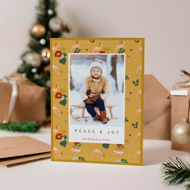Tarjeta Festiva Foto de patrón floral de renos amarillos de paz y  (Peace & Joy Yellow Reindeer Floral Pattern Photo Holiday Card)