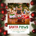 Tarjeta Festiva Foto de perro de Santa Paws<br><div class="desc">Esta increíble tarjeta de Navidades de fotos muestra una foto de tu(s) perro(s) dulce(s) en la parte delantera con las palabras "¡Santa Paws está llegando a la ciudad!",  y tus nombres y el año. Los tipos de letra son modernos y divertidos,  haciendo que la tarjeta sea única y divertida.</div>