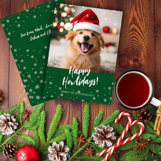 Tarjeta Festiva Foto de perro verde feliz con guiones de Howlidays (Happy howlidays pet dog christmas card with snow overlay)