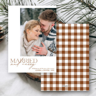 Tarjeta Festiva Foto de Plaid Married and Merry Newlyweds