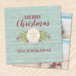 Tarjeta Festiva Foto de playa de Navidades costeros<br><div class="desc">Un Navidad costero rústico con Navidades cuadrados temáticos en la playa con las palabras alegres navidades en la parte delantera y espacio para 3 fotos en la parte trasera. La tarjeta de vacaciones está decorada con un dólar de arena bonito y follaje Navidad. Personalízalo con tu nombre y fotos. Diseñado...</div>