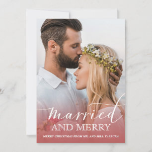 Tarjeta Festiva Foto de recién casados casados y alegres Ombre roj