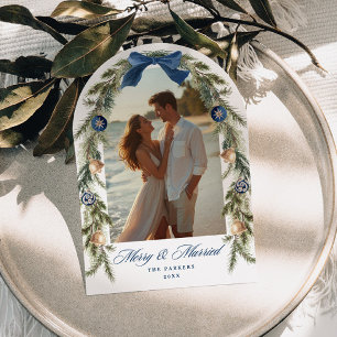 Tarjeta Festiva Foto de recién casados con arco de hoja perenne az