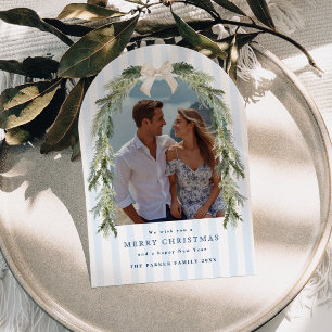Tarjeta Festiva Foto de recién casados con arco de hoja perenne y