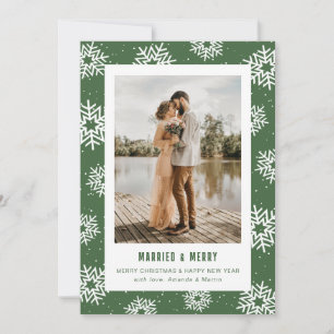 Tarjeta Festiva Foto de recién casados con copo de nieve verde mod