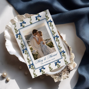 Tarjeta Festiva Foto de recién casados con patrón de lazo azul Eve