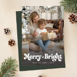 Tarjeta Festiva Foto de Retro Merry y Navidades Brillantes<br><div class="desc">Esta tarjeta de festividad fotográfica de Navidades Retro Merry y Bright ofrece un diseño limpio y sofisticado con una foto familiar completa y una gran tipografía de escritura "Merry Bright". El estilo informal aunque retro se mezcla sin esfuerzo con el entorno natural, lo que lo convierte en una opción perfecta...</div>