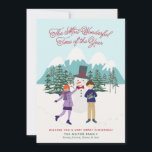 Tarjeta Festiva Foto de Snowman y niños ilustrados divertidos<br><div class="desc">¡Envíe sus deseos de vacaciones con estas divertidas tarjetas de Navidades fotográficos! Este bonito diseño cuenta con un ilustracion de niños construyendo un muñeco de nieve en un maravilloso entorno invernal con árboles, montañas y copos de nieve, además de las palabras "La época más maravillosa del año". La parte posterior...</div>