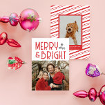 Tarjeta Festiva Foto de tipografía retro brillante de moras rojas<br><div class="desc">Envíe esta tendencia este año con esta nueva tarjeta de fotos de vacaciones con tipografía retro vintage con su foto de abajo. En la parte trasera hay un patrón y un lugar para una foto y sentimiento adicionales. Esta tarjeta es completamente personalizable incluyendo fuentes y colores.</div>