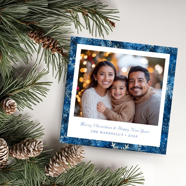 Tarjeta Festiva Foto de vacaciones de copos de nieve modernos en b (Modern Blue and white Snowflakes Holiday Photo)